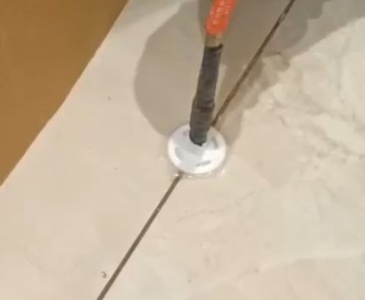 安丘瓷砖空鼓维修公司专业解答瓷砖在铺贴过程中，如果没有涂抹均匀到位的粘结材料（如水泥砂浆或瓷砖胶），可能会导致以下问题